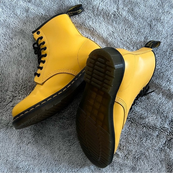 ✨ SOLD ✨ Dr. Martens | 1460 Smooth Leather Lace Up Boots - Picture 3 of 3